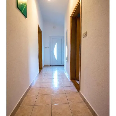 In Starigrad-paklenica 6881 Apartment *