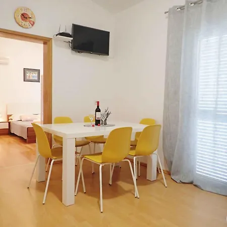 In Starigrad-paklenica 6881
