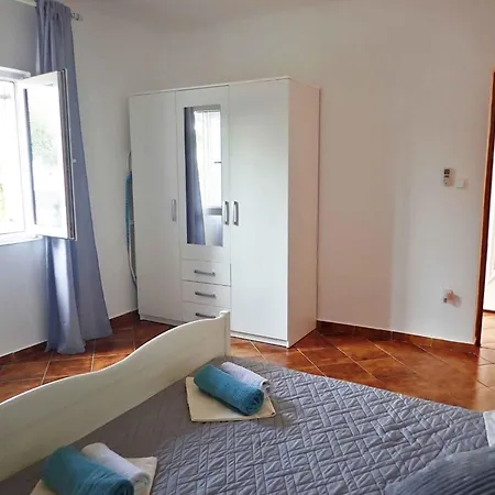 In Starigrad-paklenica 6881