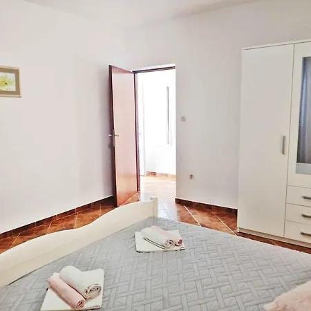In Starigrad-paklenica 6881