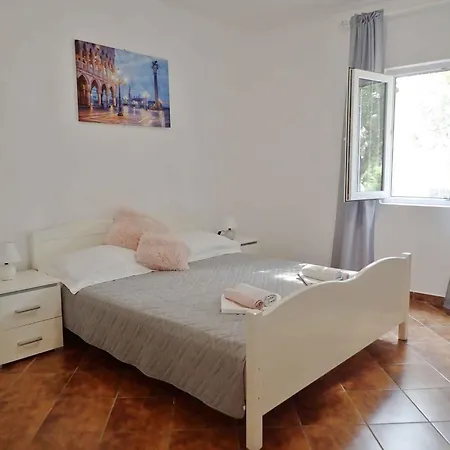 In Starigrad-paklenica 6881