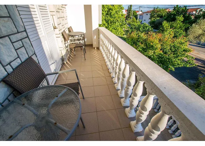 Apartamento In Starigrad-paklenica 6881 *